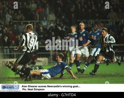 Calcio. Carling Premiership. Newcastle United / Leicester City. L'eroe Newcastle Hat-trick Alan Shearer slot a casa il suo terzo obiettivo e il vincitore Foto Stock