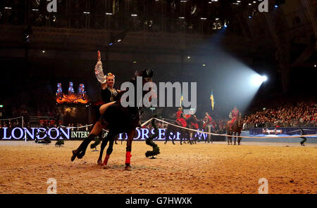 La squadra di stunt degli ucraini Cossacks si esibisce durante il quinto giorno dell'Olympia London International Horse Show all'Olympia Exhibition Centre di Londra. Foto Stock