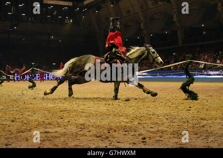 La squadra di stunt degli ucraini Cossacks si esibisce durante il quinto giorno dell'Olympia London International Horse Show all'Olympia Exhibition Centre di Londra. Foto Stock