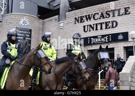 All'esterno del St. James' Park, i fan iniziano ad arrivare per la partita Barclays Premier League a St. James' Park, Newcastle. Foto Stock