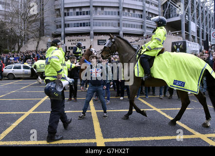 La polizia e la polizia a cavallo gestiscono la folla fuori dal St. James' Park mentre i tifosi iniziano ad arrivare per la partita della Barclays Premier League a St. James' Park, Newcastle. Foto Stock