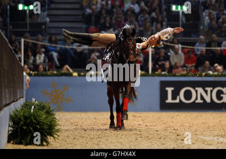 Il team ucraino cosacks Stunt si esibir durante il sesto giorno dell'Olympia London International Horse Show presso l'Olympia Exhibition Centre di Londra. Foto Stock