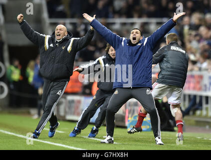 Gus Poyet, manager del Sunderland, celebra il gol durante la partita Barclays Premier League a St. James' Park, Newcastle. Foto Stock