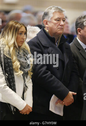 Direttore generale del Celtic FC Peter Lawwell durante una messa alla Cattedrale di St Andrew a Glasgow per le persone colpite dalla tragedia dei camion a bin di Glasgow. Foto Stock