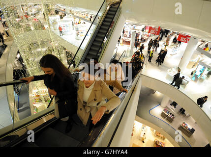 EDITORIALE UTILIZZARE SOLO gli acquirenti presso il centro commerciale Bullring di Birmingham, per l'inizio delle vendite del giorno di Santo Stefano. Foto Stock