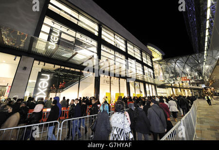 Gli acquirenti si accodano fuori dal centro commerciale Highcrosss di Leicester, per iniziare le vendite del giorno di Santo Stefano. Foto Stock