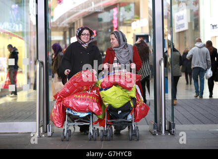 USO EDITORIALE SOLO Khadija Iqbal (a sinistra) e Marzia Rahimi al centro commerciale WestQuay di Southampton, durante le vendite del giorno di Santo Stefano. Foto Stock