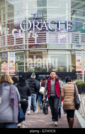 Vendite del giorno di Santo Stefano. EDITORIALE UTILIZZARE SOLO gli acquirenti presso il centro commerciale Oracle di Reading, durante le vendite del giorno di Santo Stefano. Foto Stock