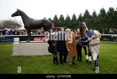 Il proprietario Clive Smith con Kauto Star alla scoperta della sua statua nell'anello della parata il giorno uno del William Hill Winter Festival presso l'ippodromo di Kempton Park, Sunbury sul Tamigi. Foto Stock