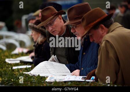 Corse di cavalli - Festival invernale di William Hill 2014 - giorno uno - Kempton Park. Gli amanti della corsa controllano il modulo il giorno uno del William Hill Winter Festival al Kempton Park Racecourse, Sunbury on Thames. Foto Stock