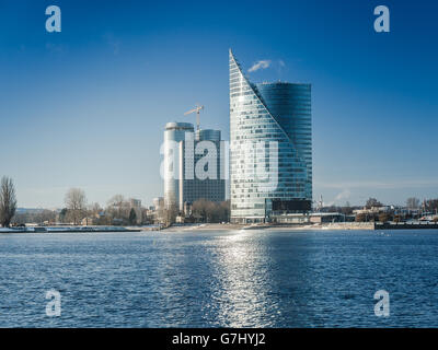 Edifici vicino al Fiume Daugava a Riga, Lettonia Foto Stock