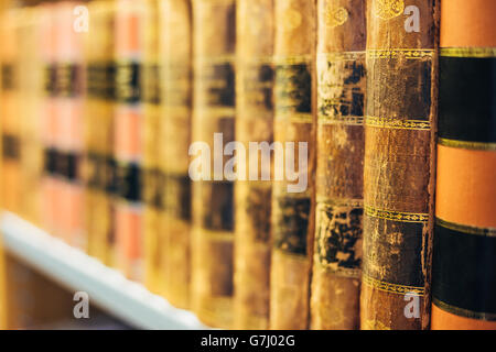 Età Antica Antico Vintage vecchi libri su scaffali ad un nella libreria Foto Stock