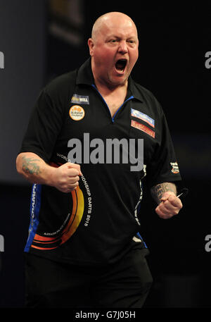 Andy Hamilton festeggia la vittoria della sua partita contro Kyle Anderson durante il William Hill World Darts Championship all'Alexandra Palace di Londra. Foto Stock