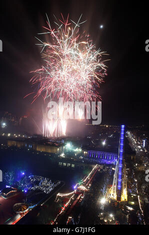 I fuochi d'artificio segnano l'inizio del 2015 durante i festeggiamenti di capodanno di Hogmanay a Edimburgo. Foto Stock