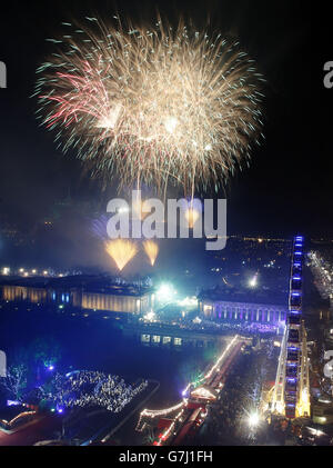 I fuochi d'artificio segnano l'inizio del 2015 durante i festeggiamenti di capodanno di Hogmanay a Edimburgo. Foto Stock
