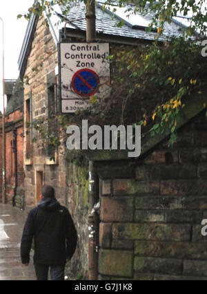 Un cartello d'ingresso CPZ oscurato su Abbeyhill a Edimburgo come esecutori di parcheggio potrebbe essere 'bombardati' da reclami per migliaia di sterline di rimborso per i biglietti emessi vicino ad alcune delle attrazioni turistiche più popolari della Scozia, un esperto legale ha avvertito. Foto Stock