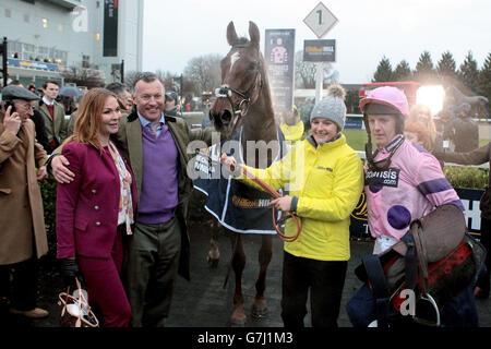 I collegamenti vincenti di Silviniaco conti compreso il proprietario Chris Giles (seconda a sinistra) E jockey Noel Fehily (a destra) nel recinto dei vincitori dopo La loro vittoria nel re William Hill George VI Chase Foto Stock