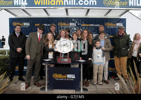 La cerimonia di presentazione per i collegamenti vincenti di Sempre Medici tra cui i proprietari Susannah Ricci (retrostante, centro) e Rich Ricci (seconda a sinistra) dopo la vittoria in William Hill - nell'ostacolo dell'App Store Novices Foto Stock