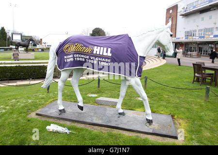 Corse di cavalli - Festival invernale di William Hill 2014 - giorno uno - Kempton Park. La statua delle orchidee del deserto a Kempton Park Foto Stock