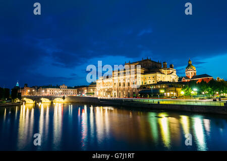 Vista notturna di illuminata Opera Reale di Stoccolma in sera, Svezia Foto Stock