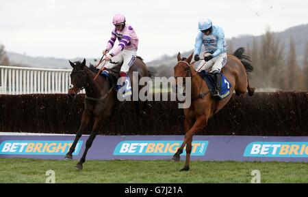 L'eventuale vincitore Ptit Zig (a sinistra), guidato da Sam Twiston-Davies, salta l'ultimo con Champagne West, guidato da Tom o'Brien, nel BetBright Novices' Chase all'ippodromo di Cheltenham, Cheltenham. Foto Stock