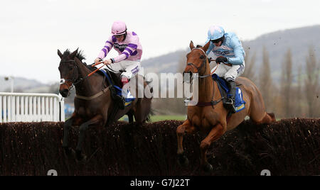 L'eventuale vincitore Ptit Zig (a sinistra), guidato da Sam Twiston-Davies, salta l'ultimo con Champagne West, guidato da Tom o'Brien, nel BetBright Novices' Chase all'ippodromo di Cheltenham, Cheltenham. Foto Stock