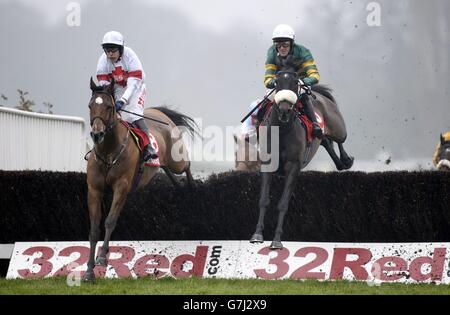 MR Mole guidato dal fantino Tony McCoy (a destra) salta l'ultimo sul primo circuito davanti a Dance Floor King guidato da Tom Scudamore per andare avanti e vincere l'handicap Chase 32RedSport.com durante il 32Red Day al Sandown Park Racecourse, Surrey. Foto Stock