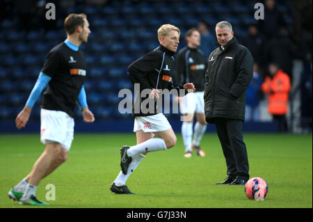 Calcio - fa Cup - terzo turno - West Bromwich Albion v Gateshead - The Hawthorns. Gary Mills, direttore di Gateshead (a destra), durante il riscaldamento prima della partita della fa Cup Third Round presso gli Hawthorns, West Bromwich. Foto Stock