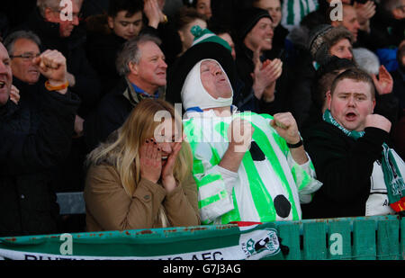 Calcio - fa Cup - terzo turno - Blyth Spartans / Birmingham City - Croft Park. I fan di Blyth Spartans celebrano il secondo obiettivo della partita di Blyth Spartans Foto Stock