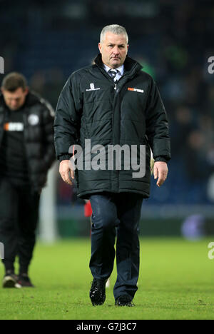 Calcio - fa Cup - terzo turno - West Bromwich Albion v Gateshead - The Hawthorns. Gary Mills, manager di Gateshead, esce abbattuto dopo la partita della fa Cup Third Round presso gli Hawthorns, West Bromwich. Foto Stock