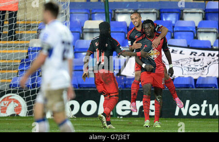 Il Bafetimbi Gomis di Swansea City festeggia il quinto gol delle sue squadre contro i Tranmere Rovers, durante la partita del terzo turno della fa Cup al Prenton Park di Tranmere. Foto Stock