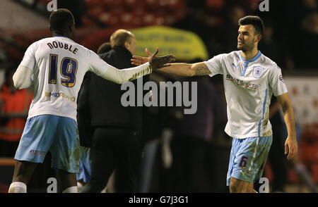 Frank Nouble di Coventry City (a sinistra) e Conor Thomas festeggiano dopo il fischio finale contro Walsall. Foto Stock