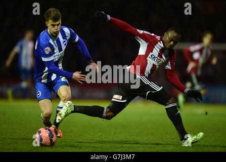 Calcio - fa Cup - terzo turno - Brentford contro Brighton e Hove Albion - Griffin Park. Toumani Tarkowski di Brentford (a destra) e Solly March di Brighton e Hove Albion (a sinistra) combattono per la palla Foto Stock