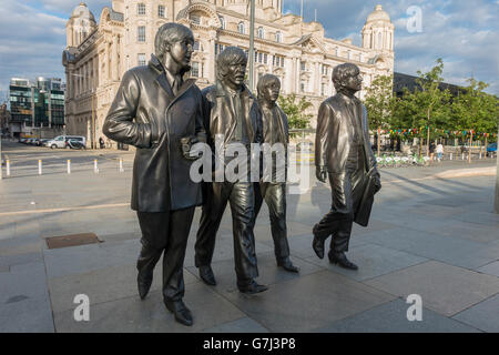 Beatles statua da Andrew Edwards Pier Head Liverpool Regno Unito Foto Stock
