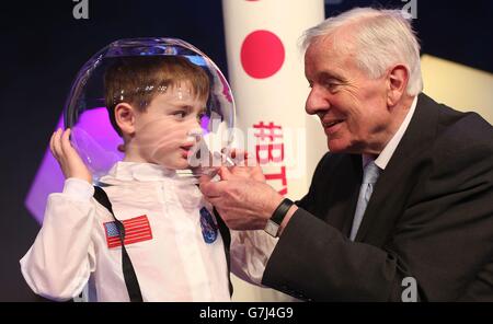 Harry Scott Horley di 5 anni, con il nonno Dr. Tony Scott (membro fondatore della mostra) al 51° BT Young Scientist &amp; Technology Exhibition al RDS di Dublino che apre al pubblico giovedì. Foto Stock