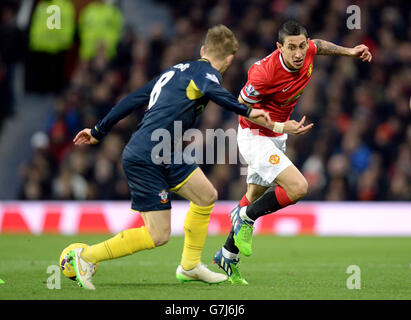 Steven Davis di Southampton (a sinistra) e Angel di Maria di Manchester United durante la partita Barclays Premier League a Old Trafford, Manchester. Foto Stock