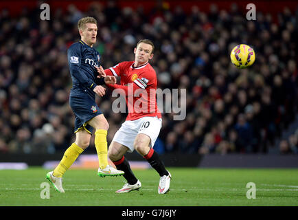 Steven Davis di Southampton (a sinistra) e Wayne Rooney di Manchester United combattono per la palla durante la partita della Barclays Premier League a Old Trafford, Manchester. Foto Stock