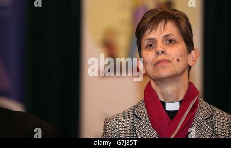 Rev Libby Lane ha pronunciato un discorso all'interno del municipio di Stockport dopo l'annuncio della Chiesa d'Inghilterra che sarà nominata come prima vescovo femminile. Foto Stock