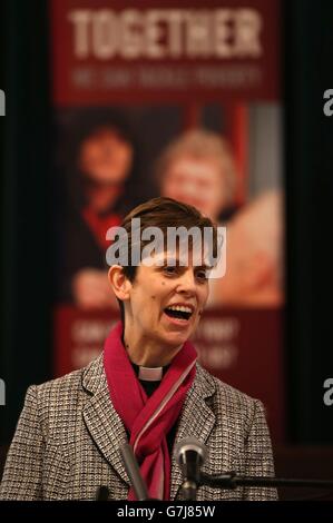 Rev Libby Lane ha pronunciato un discorso all'interno del municipio di Stockport dopo l'annuncio della Chiesa d'Inghilterra che sarà nominata come prima vescovo femminile. Foto Stock