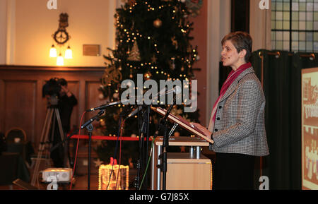 Rev Libby Lane ha pronunciato un discorso all'interno del municipio di Stockport dopo l'annuncio della Chiesa d'Inghilterra che sarà nominata come prima vescovo femminile. Foto Stock