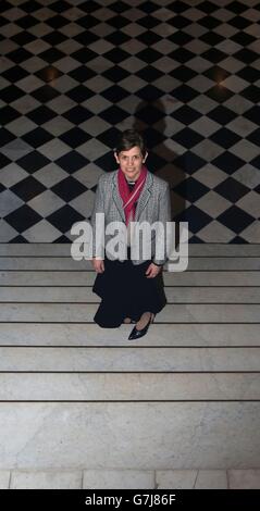 Rev Libby Lane propone una foto all'interno del municipio di Stockport dopo l'annuncio della Chiesa d'Inghilterra che sarà nominata come prima vescovo femminile. Foto Stock