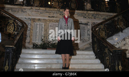 Rev Libby Lane propone una foto all'interno del municipio di Stockport dopo l'annuncio della Chiesa d'Inghilterra che sarà nominata come prima vescovo femminile. Foto Stock