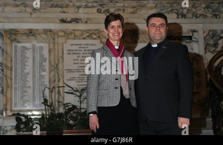 Rev Libby Lane pone per una foto con suo marito George all'interno del municipio di Stockport, dopo l'annuncio da parte della Chiesa d'Inghilterra che sarà nominata la prima vescovo femminile. Foto Stock