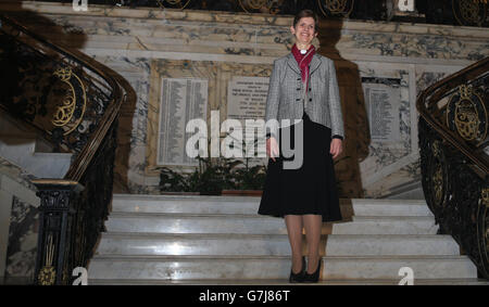 Rev Libby Lane propone una foto all'interno del municipio di Stockport dopo l'annuncio della Chiesa d'Inghilterra che sarà nominata come prima vescovo femminile. Foto Stock