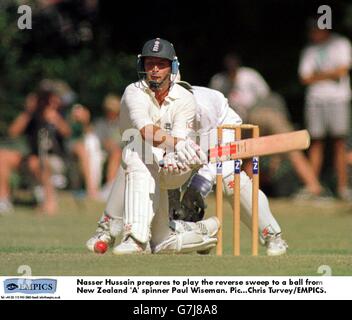 Nasser Hussain si prepara a giocare la sweep inversa a una palla da parte dello spinner 'A' della Nuova Zelanda Paul Wiseman. Foto Stock