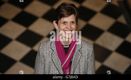 Rev Libby Lane all'interno del municipio di Stockport dopo l'annuncio della Chiesa d'Inghilterra che sarà nominata la prima vescovo femminile. Foto Stock