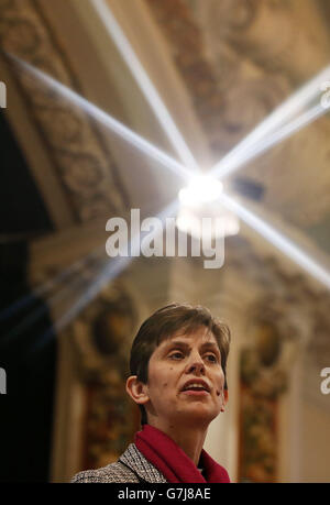 Rev Libby Lane ha pronunciato un discorso all'interno del municipio di Stockport dopo l'annuncio della Chiesa d'Inghilterra che sarà nominata come prima vescovo femminile. Foto Stock