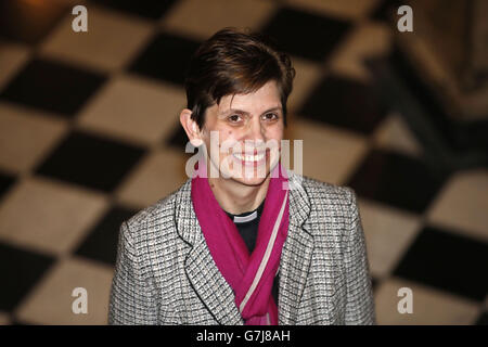 Rev Libby Lane all'interno del municipio di Stockport dopo l'annuncio della Chiesa d'Inghilterra che sarà nominata la prima vescovo femminile. Foto Stock