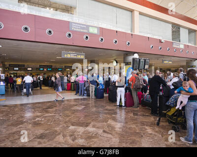 Un lungo il check-in linea in un aeroporto spagnolo ( Reina Sofia), i turisti sul loro modo a casa da una vacanza a Tenerife Spagna Foto Stock