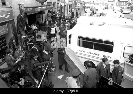 I soccorritori lavorano per liberare i corpi dal relitto del treno della metropolitana che si è schiantato alla stazione di Moorgate. Foto Stock